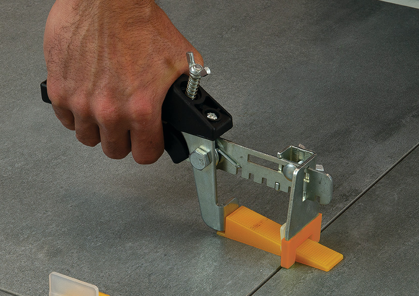 PLIERS FOR THE TILE LEVELS