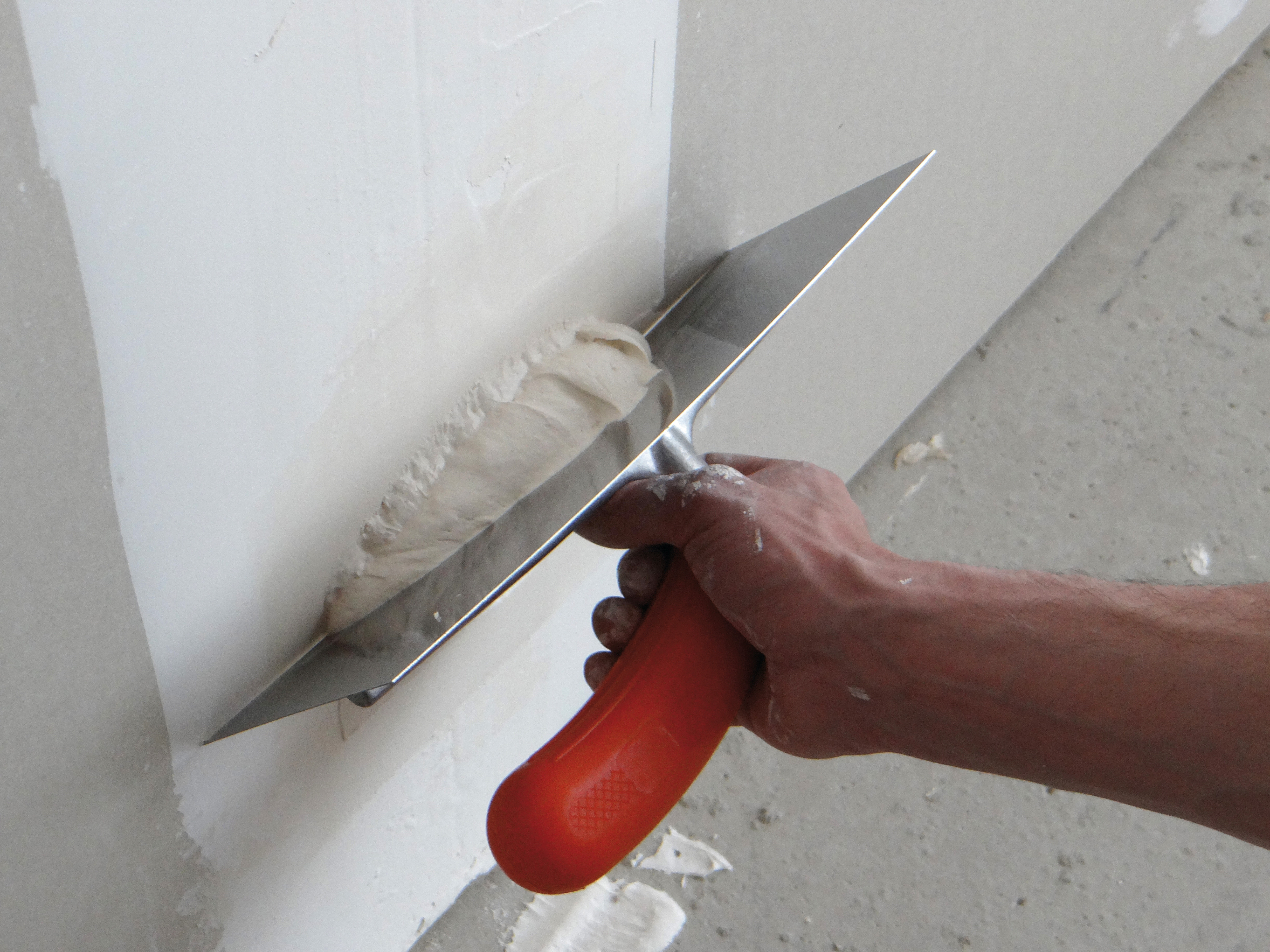 SPREADER STAINLESS STEEL CURVED BLADE- PLASTIC HANDLE