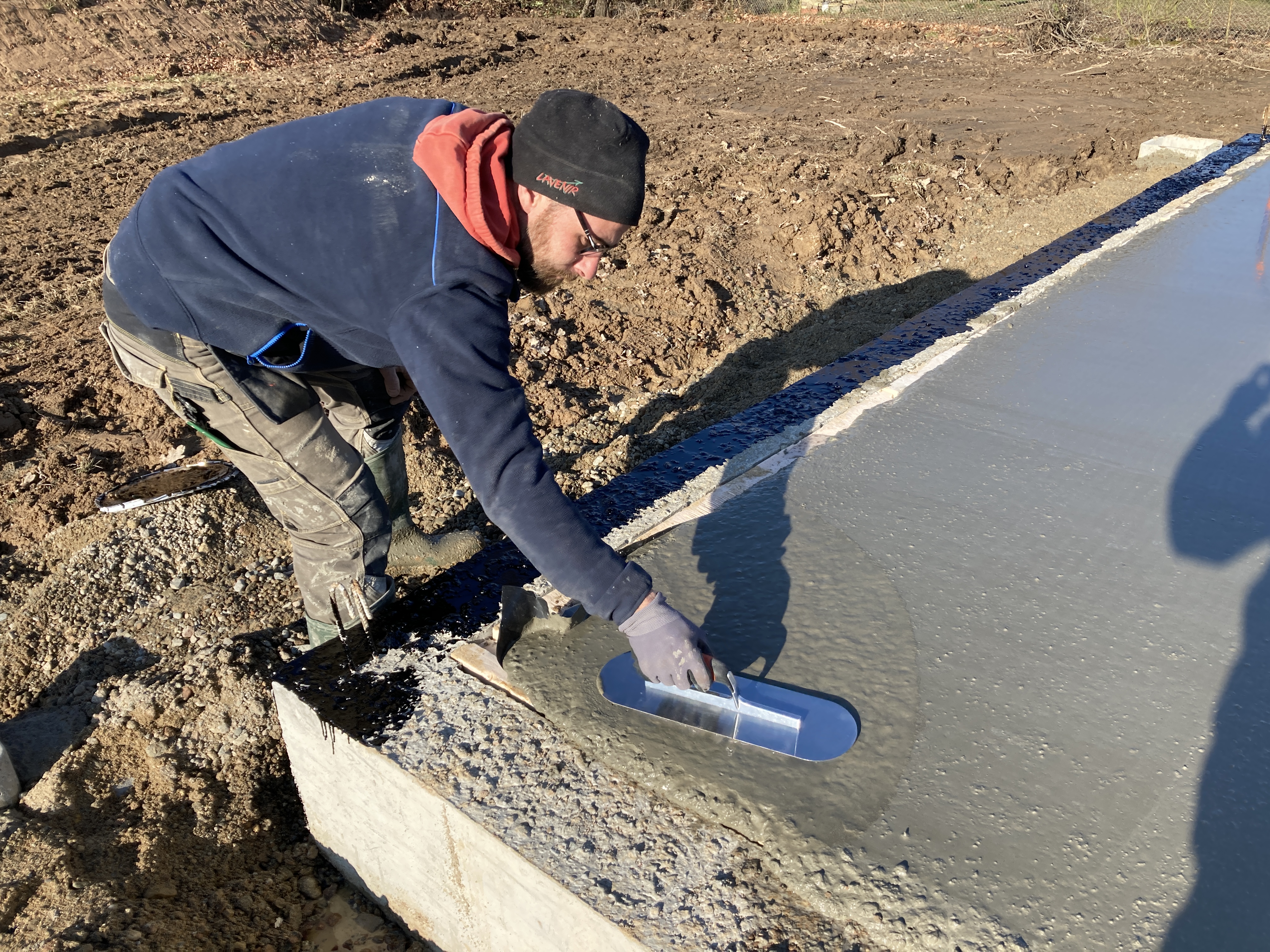 GLETIERĂ INOX ROTUNJITĂ, PENTRU NETEZIRE BETON, MÂNER BIMATERIL