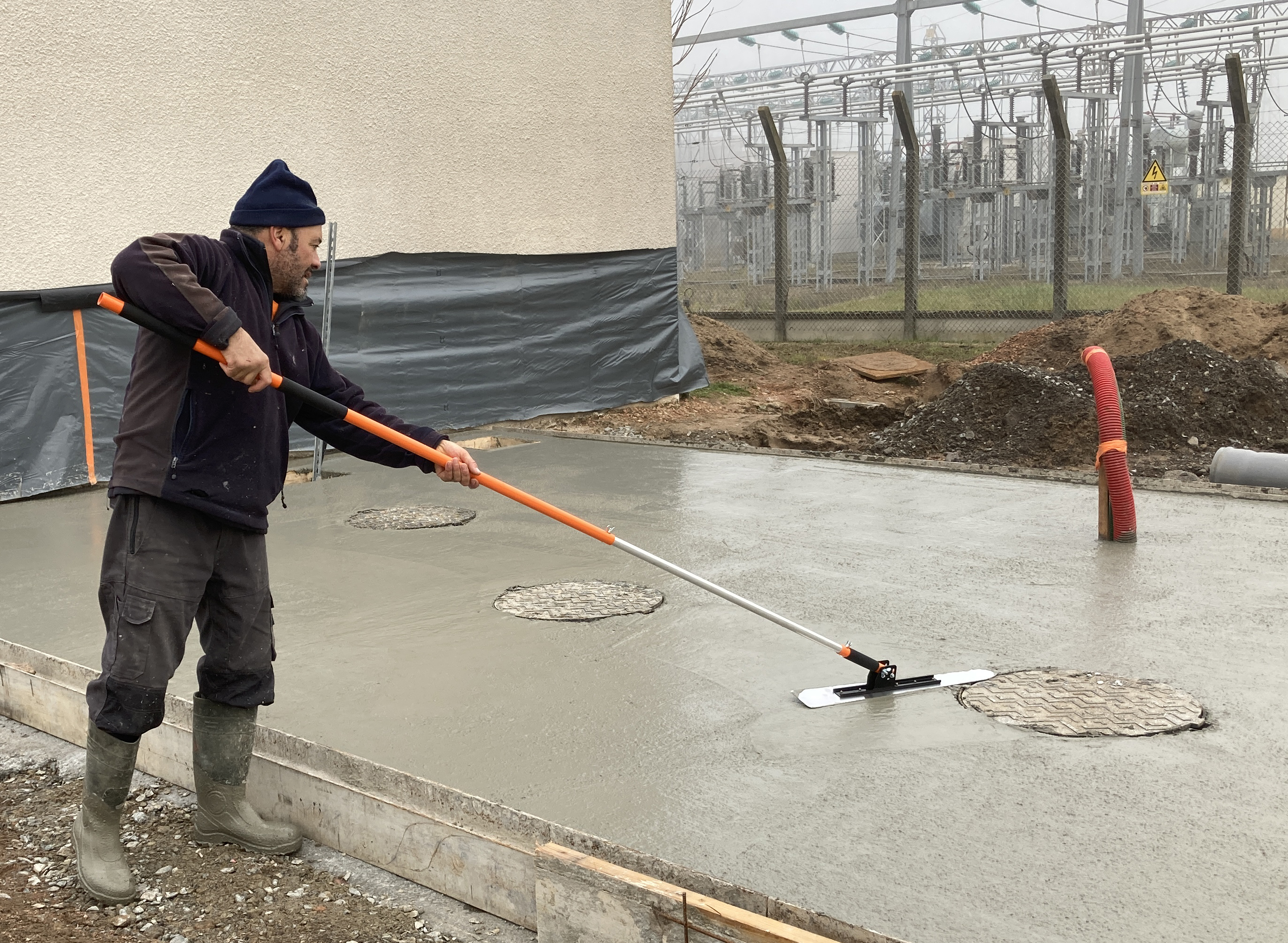 2 IN 1 CONCRETE SMOOTHER - POINTED END