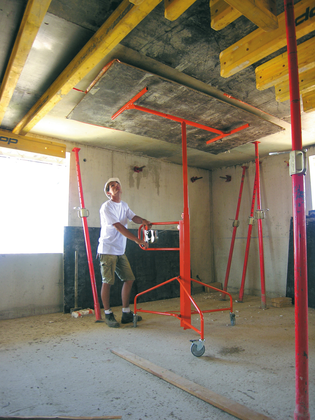 EQUIPMENT FOR REMOVING FORMWORK BOARDS