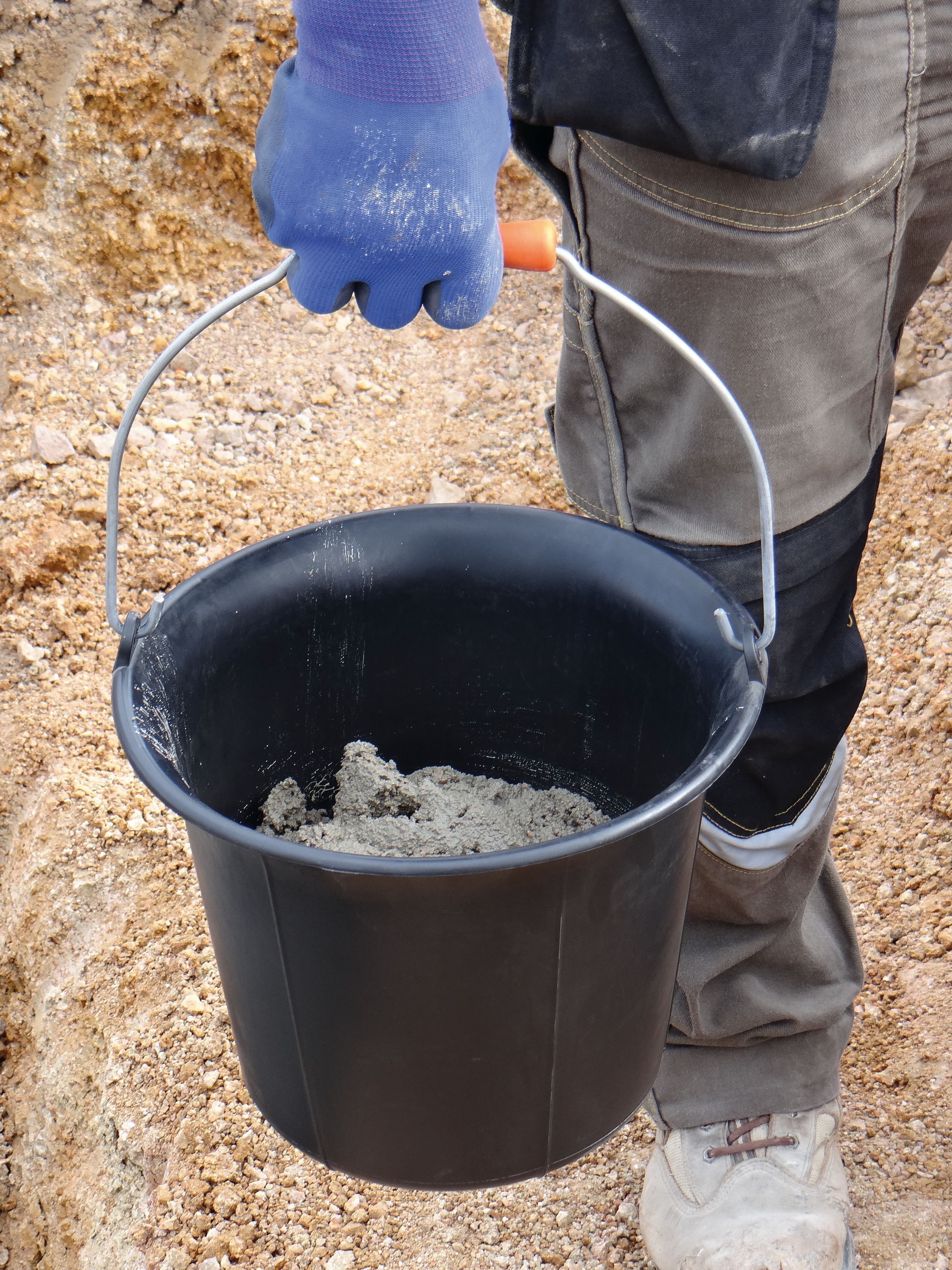 PLASTIC MASON BUCKET WITH HANDLE