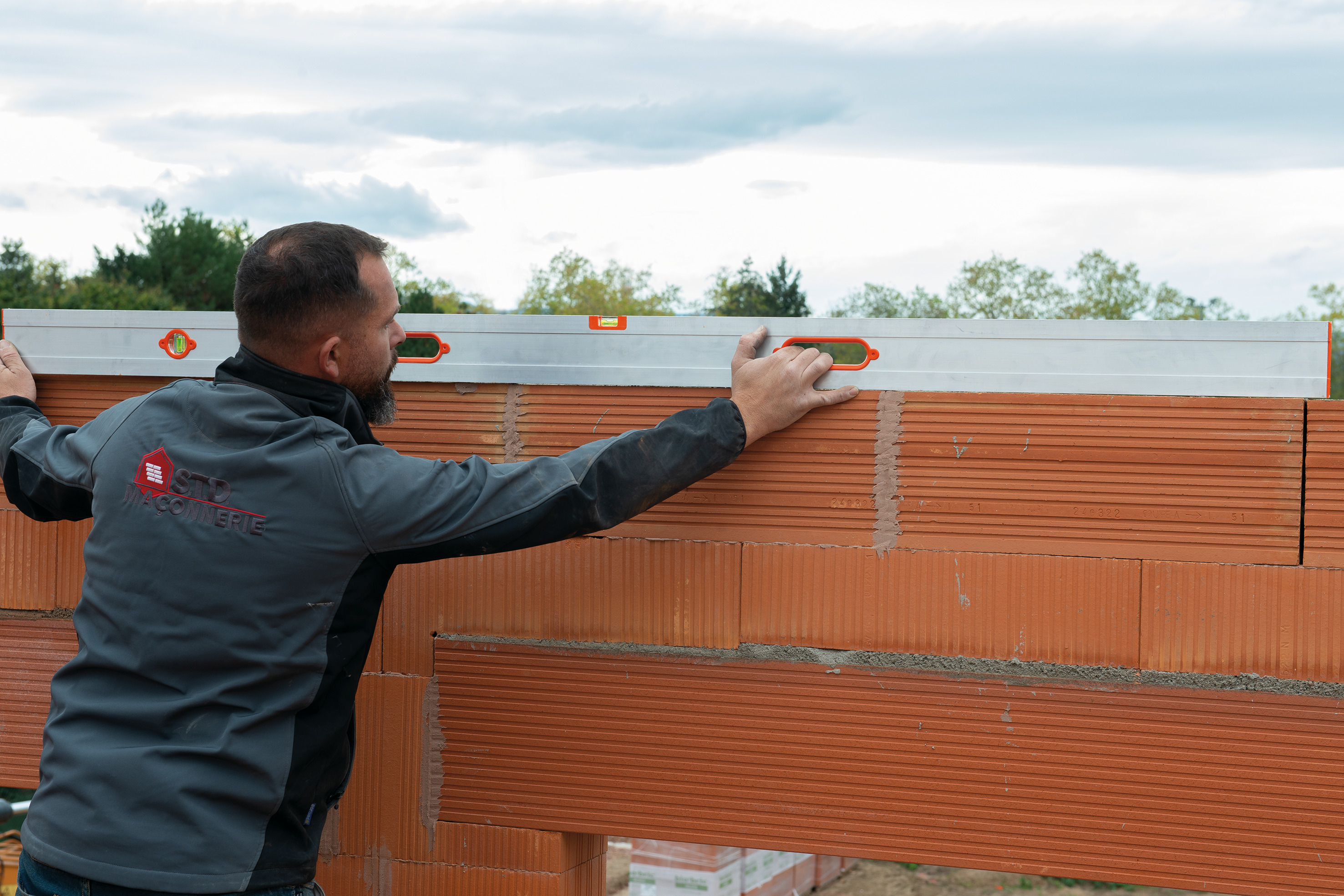 AlUMINIUM PROFILE LEVEL