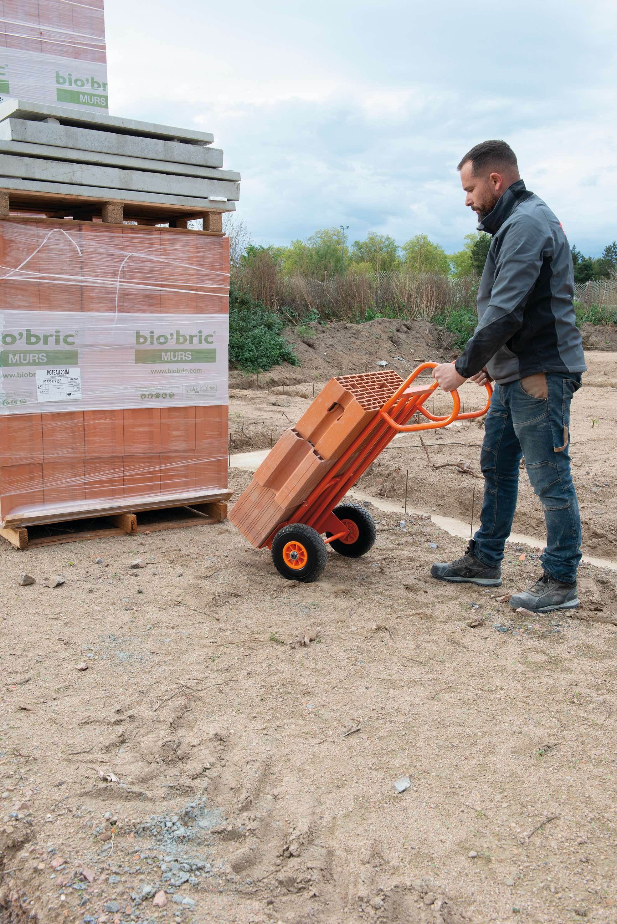AXIS HAND TRUCK - PUNCTURE PROOF WHEELS