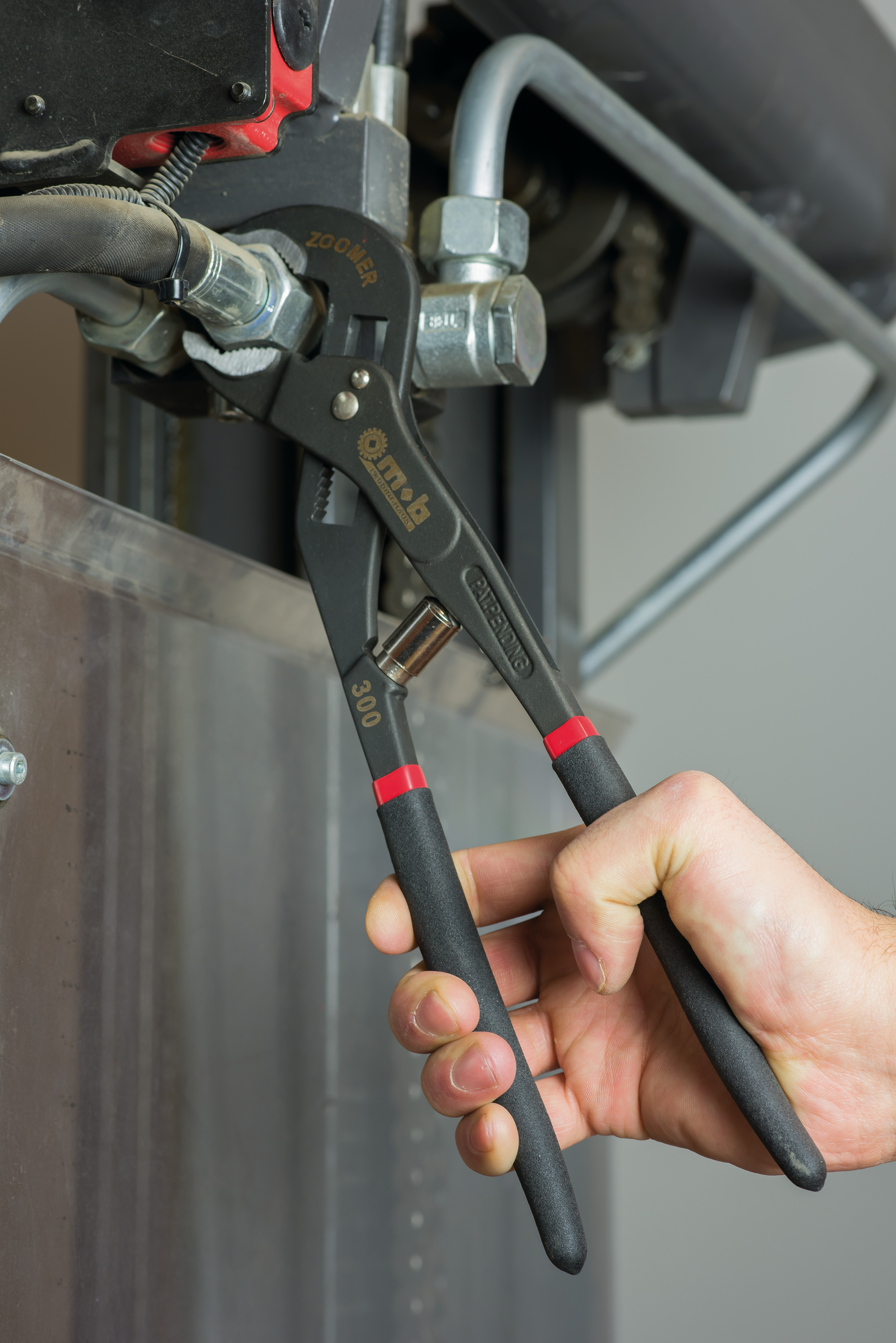 ZOOMER SELF-LOCKING MULTI-GRIP PLIERS ON CARD