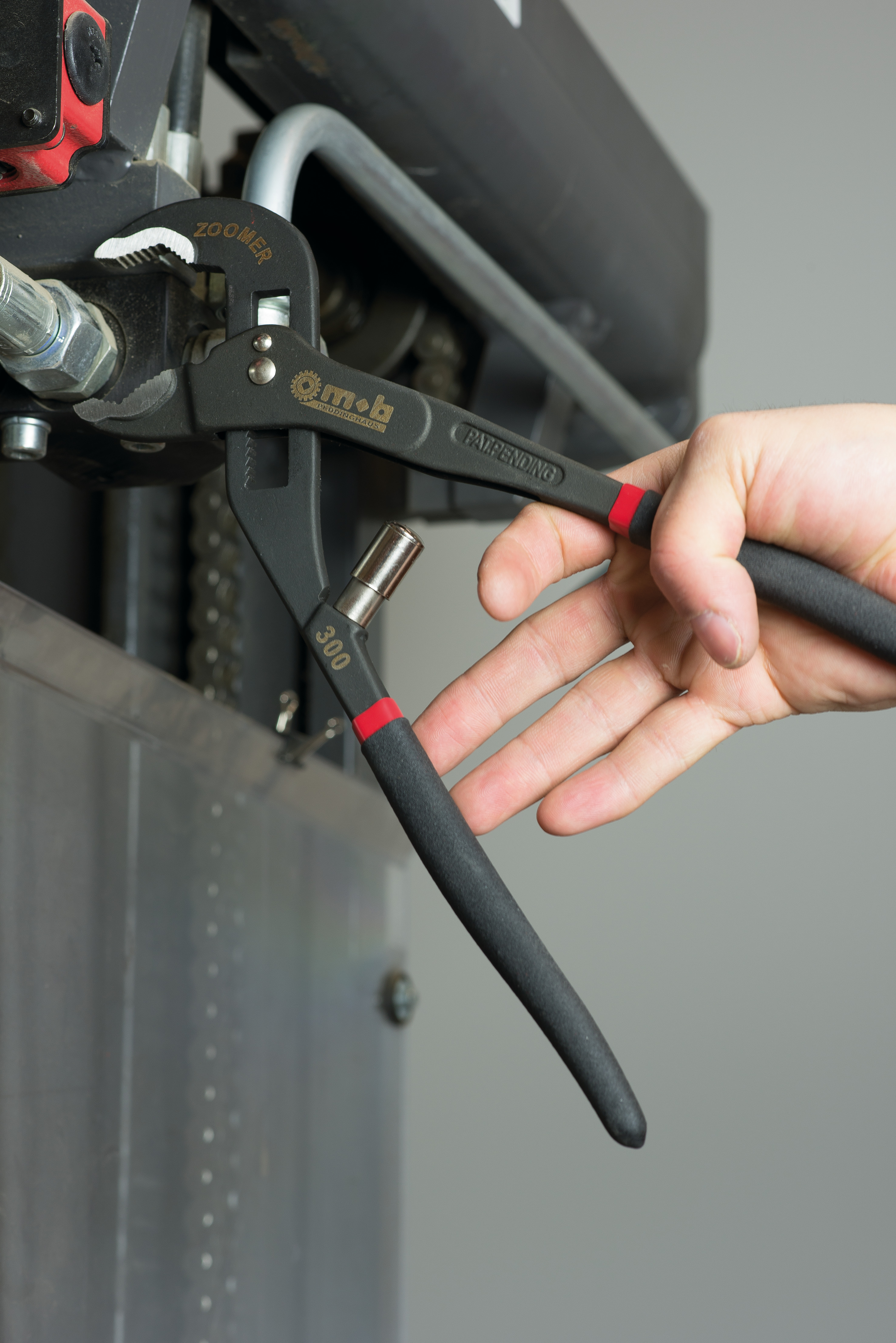 ZOOMER SELF-LOCKING MULTI-GRIP PLIERS ON CARD