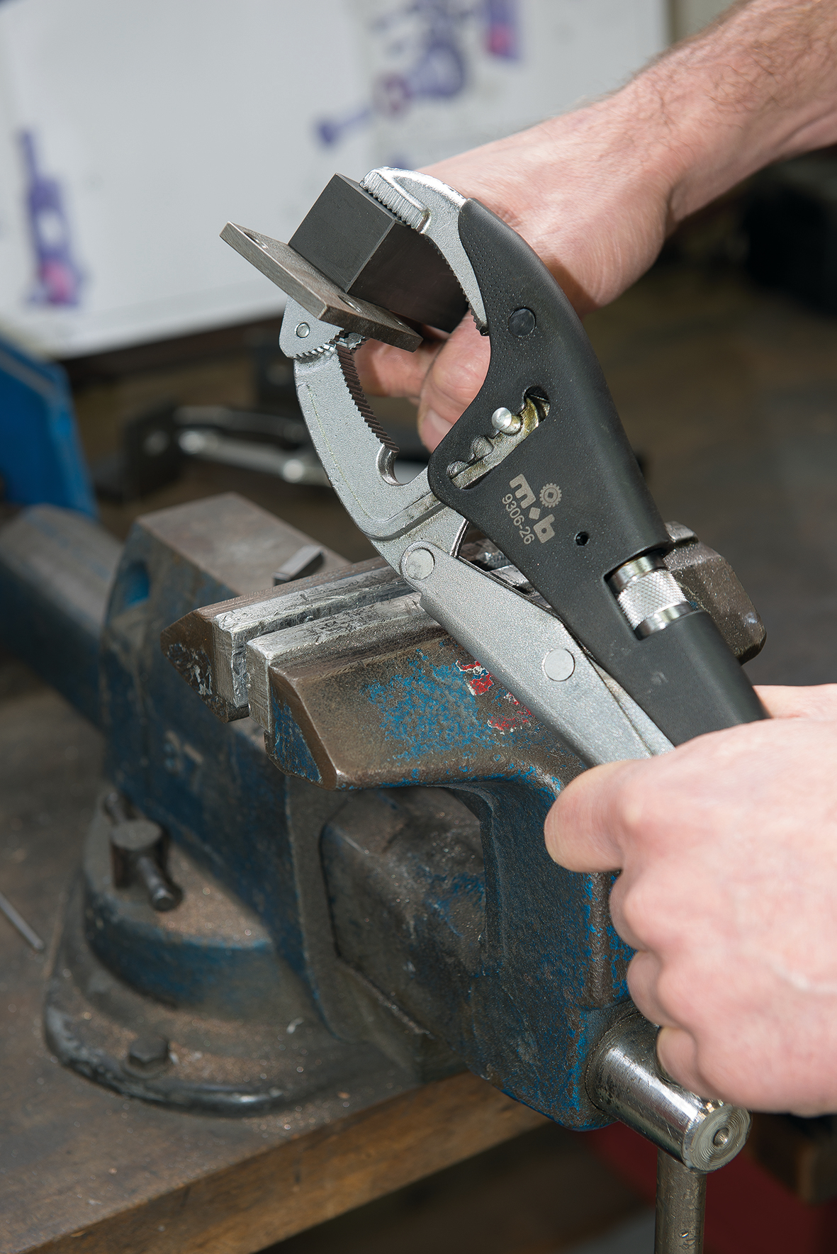 LOCKING PLIERS WITH LONG JAWS