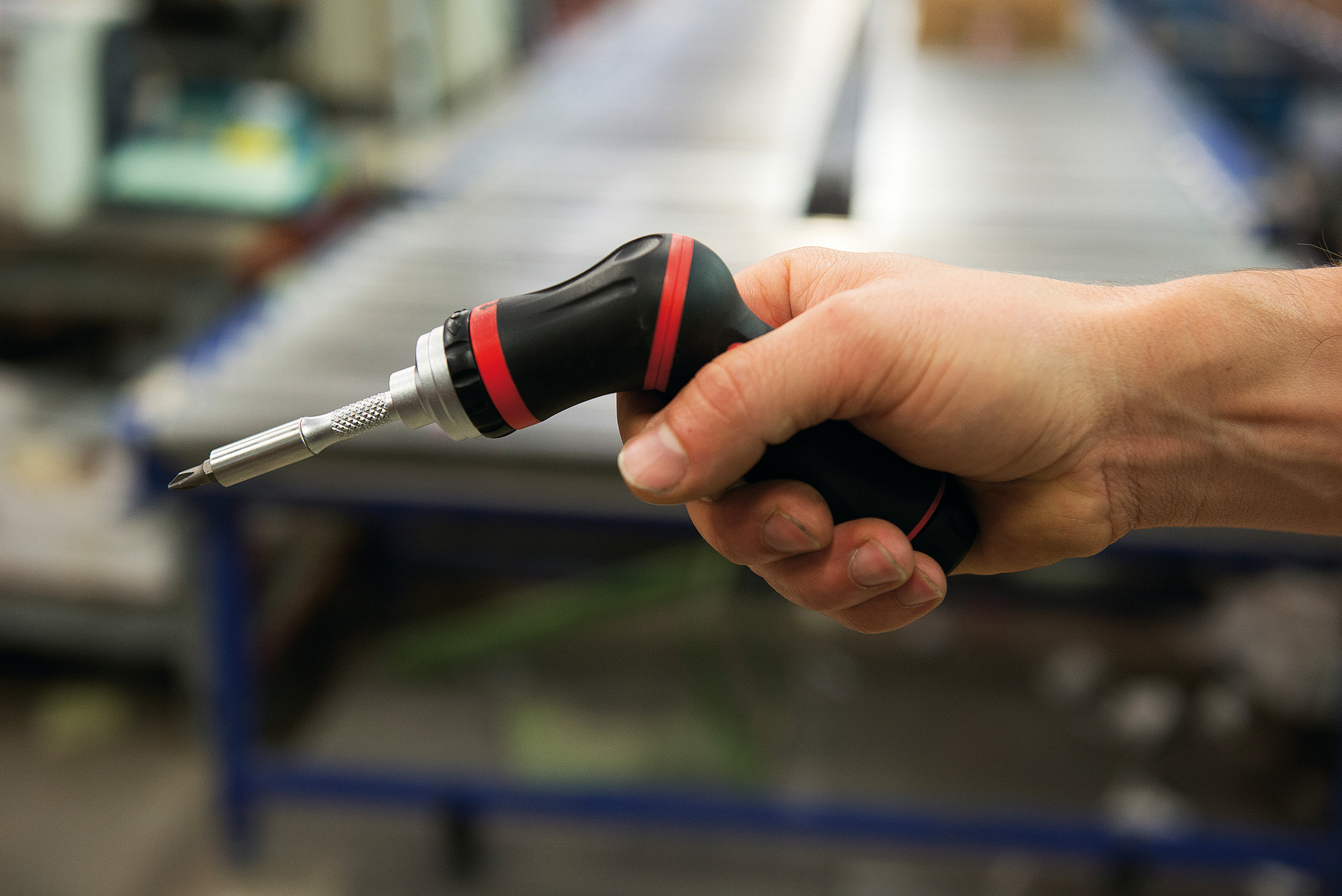RATCHETING SCREWDRIVER WITH PISTOL HANDLE RATCHETING SCREWDRIVER WITH PISTOL HANDLE