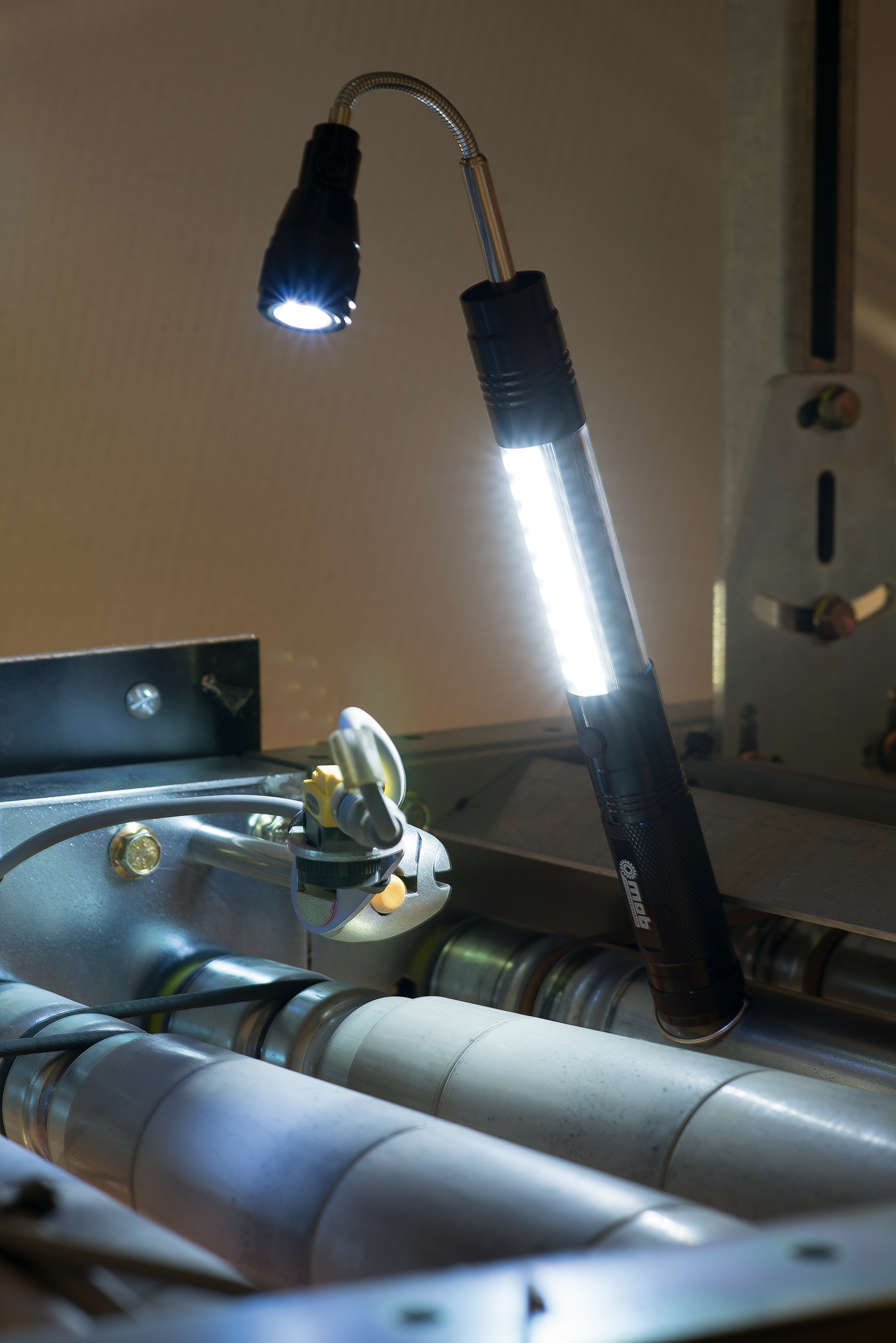 Lanterna magnetica si telescopica cu lampa LMT255