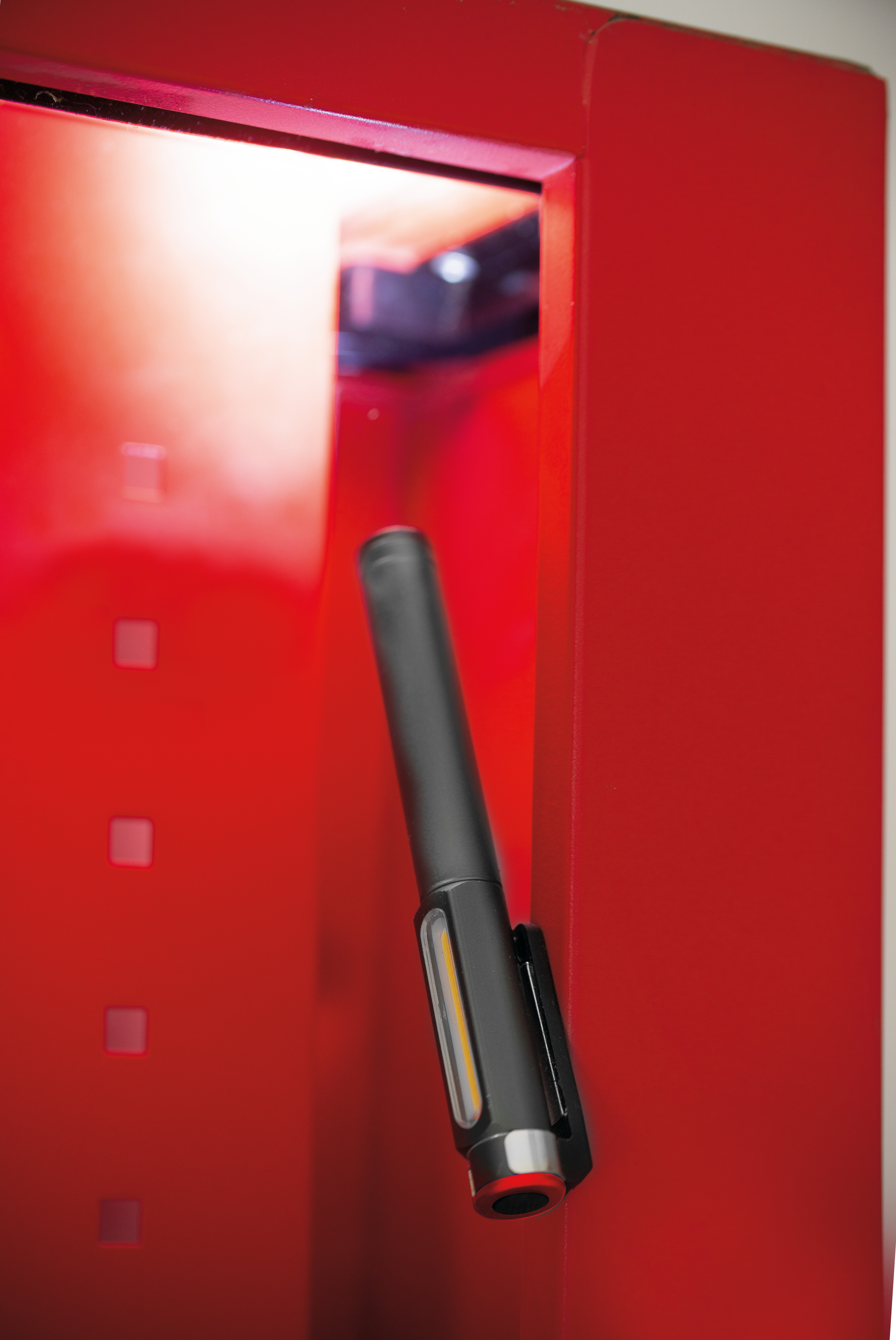 LAMPA PORTABILA MINI LED CU MAGNET